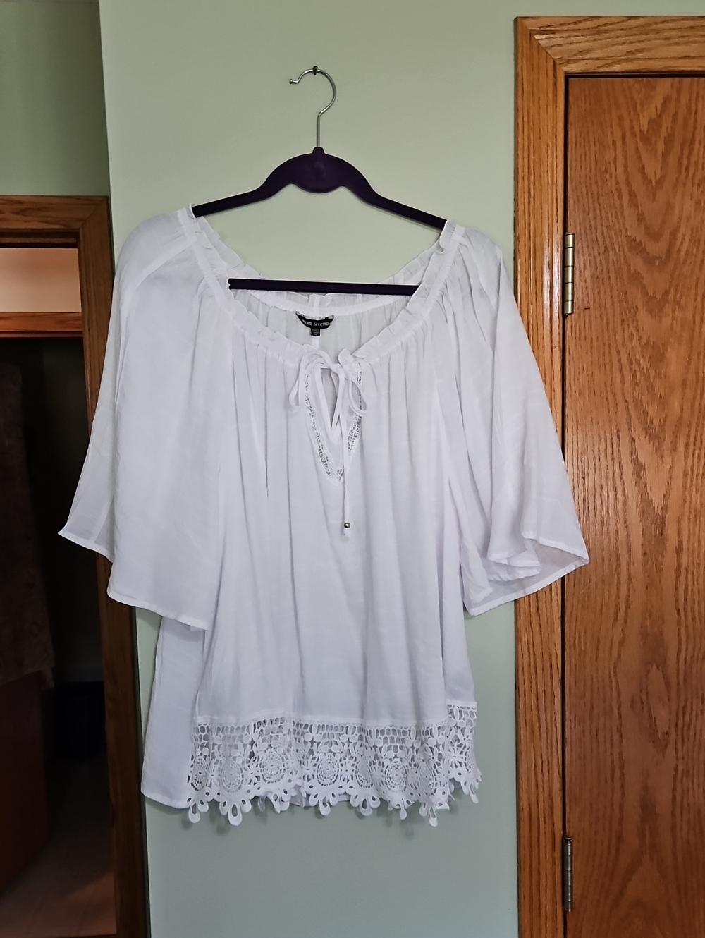 Unique Spectrum White Lace-Hem Peasant Tunic